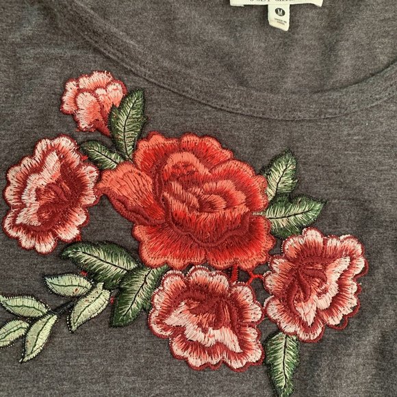 Messy Bun Just Chillin' Embroidered Floral Rose Grey super soft T-Shirt size M - Picture 4 of 9